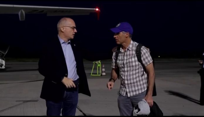 Lufta në Izrael, Ministri Hasani pret në Rinas avionin me shqiptarët e parë që kërkuan kthimin në atdhe