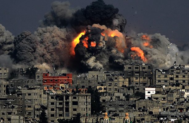 Futen ndihmat e para në Gaza, por Izraeli nuk i ndal bombardimet