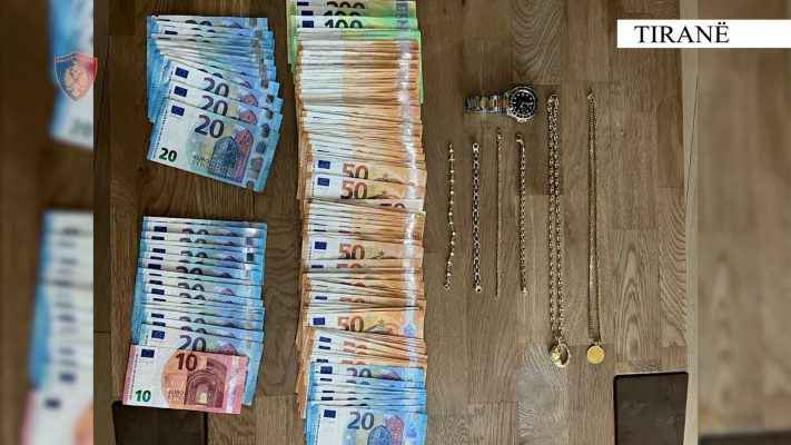 Vodhi në një banesë bizhuteri floriri dhe 8 mijë euro, arrestohet i riu në Tiranë
