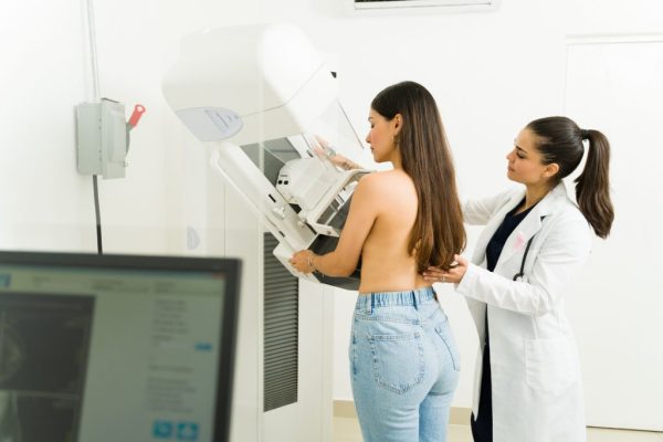Dyndje për të bërë mamografinë; rriten kontrollet për kancerin e gjirit, por edhe rastet e tjera