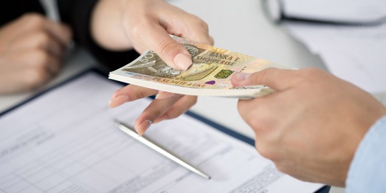 Ulet ristrukturimi i kredive/ Ekspertët: Ndikim, forcimi i monedhës vendase