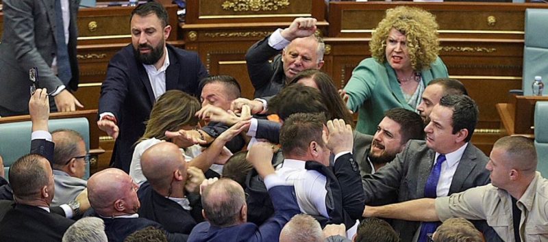 Aktakuzë kundër Bislimit dhe tre deputetëve për përleshjet në Kuvendin e Kosovës