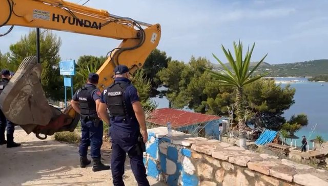 Lejoi ndërtimet pa leje në Ksamil, arrestohet inspektori i IKMT në Sarandë