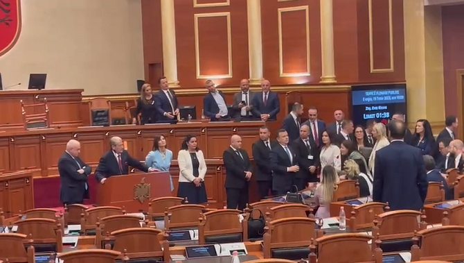 Seanca parlamentare mbyllet ende pa filluar/ Felaj: Masa për deputetët e përfshirë në akte të papranueshme