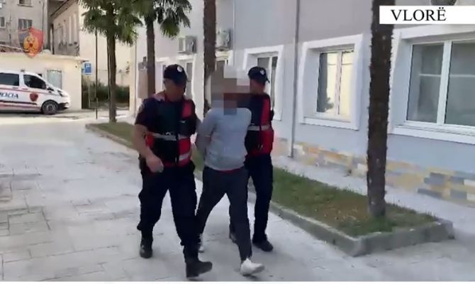 Shiste kanabis pranë shkollave, arrestohet i riu në Vlorë