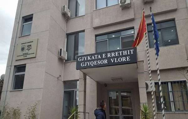 Përdhunimi në grup i 26-vjeçares, të akuzuarit mbërrijnë në gjykatën e Vlorës