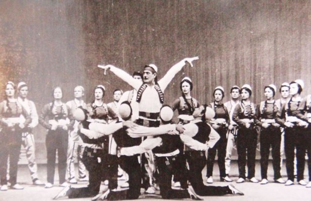 Koncert në kujtim të Besim Zekthit/ Ansambli risjell interpretimet e legjendës së valles shqipe