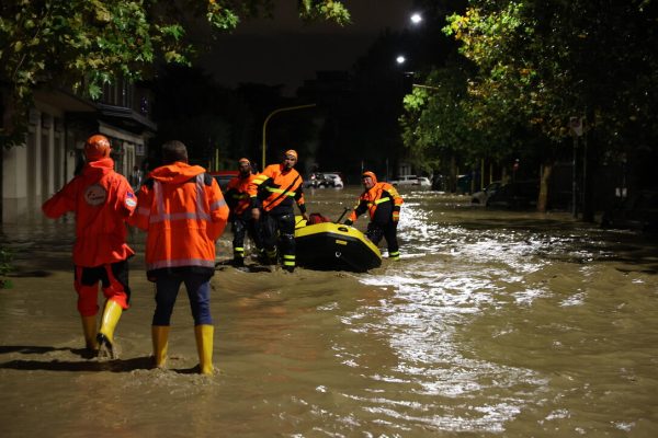 Katastrofë në Itali/ Humbin jetën 3 persona nga përmbytjet në Toskana, “alarm i kuq” në Firence