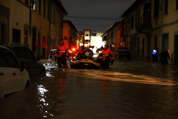 Pesë të vdekur dhe 5 të zhdukur në Itali nga moti i keq/ kaos me avionët e pasagjerëve në Firence dhe Piza