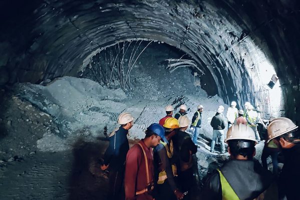 Indi, 40 punëtorë të bllokuar nën një tunel të shembur prej 3 ditësh