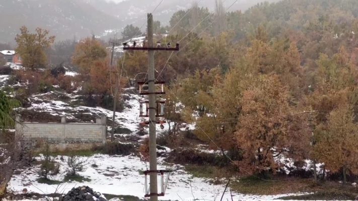 Moti i keq/ Ende 17 fshatra pa energji në Dibër e Bulqizë