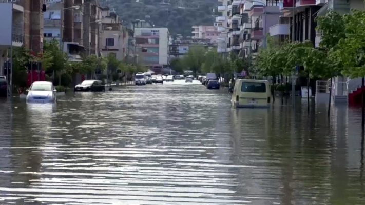 Fundjava me reshje intensive shiu/ Sinoptikanët: Rrezik për përmbytje në disa zona