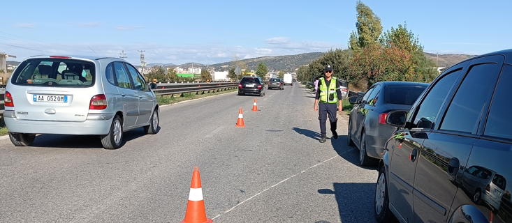 Shmanget tragjedia/ Aksident në autostradën Lushnjë-Fier, përmbyset automjeti, shpëtojnë mrekullisht dy familje