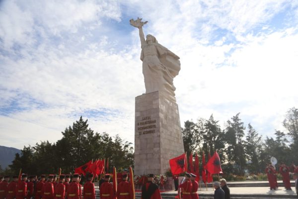 29 nëntori/ Sot 79-vjetori i Çlirimit të Shqipërisë, Begaj homazhe në Varrezat e Dëshmorëve të Atdheut