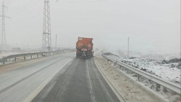 Probleme me qarkullimin në të gjithë qarkun e Dibrës, trashësia e dëborës arrin deri në 30 cm