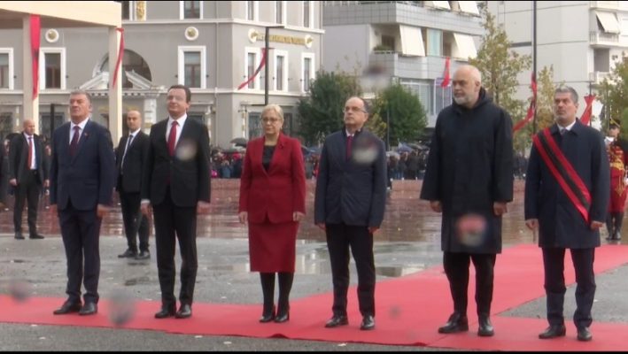 111 vjetori i Pavarësisë/ Krerët politik në Vlorë, Kurti i pranishëm në ceremoninë e ngritjes së flamurit