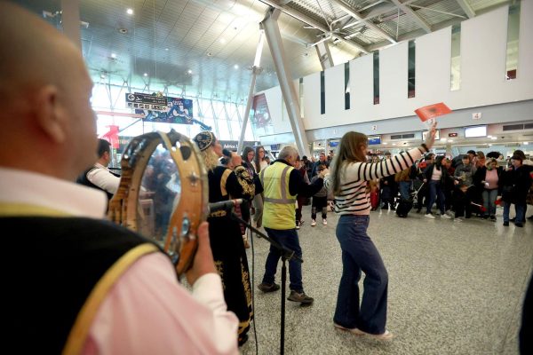 VIDEO/ TKOB surprizë të bukur me rastin e “28 Nëntorit”, spektakël i vërtetë për udhëtarët në aeroportin e Rinasit