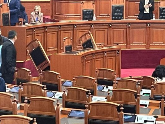 VIDEO- Opozita bllokon sërish vendet e ministrave në Kuvend