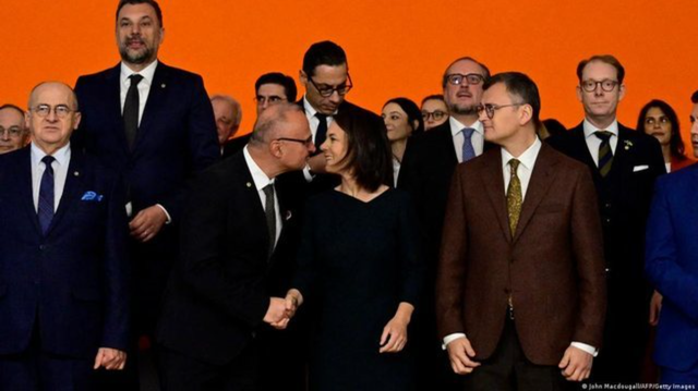 Ministri i Jashtëm kroat shkakton reagime në rrjet, pas puthjes që i jep Ministres së Jashtme gjermane (Video)