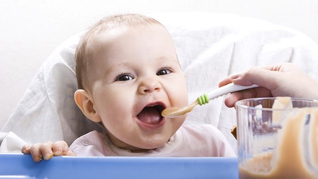 Kujdes me foshnjat kur i ushqeni, këto 5 ushqime janë një rrezik për to deri në muajin e nëntë