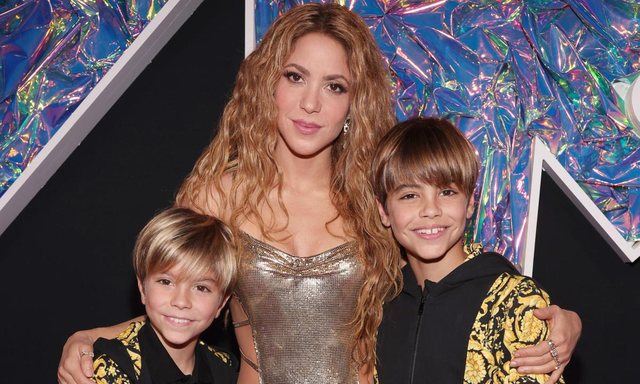 Shakira flet për jetën e re larg Piqué dhe paparacëve: “Kurrë nuk i kam parë djemtë e mi kaq të qetë e të lumtur”