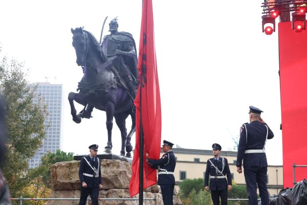 FOTOT / Festohet 111-vjetori i Pavarësisë në Tiranë, ngrihet flamuri në Sheshin “Skënderbej”