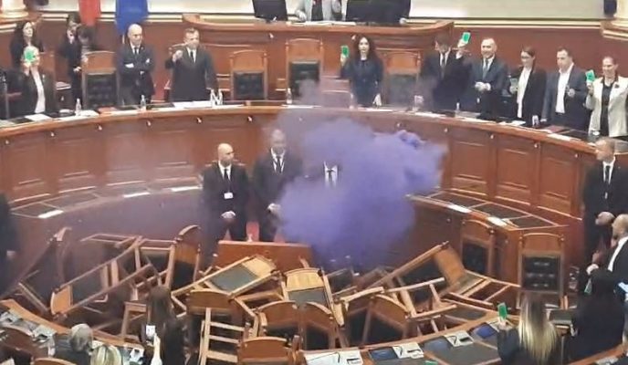 Tensionet në Kuvend/ Mazhoranca kërkon përjashtimin e tre deputetëve të PD (EMRAT)