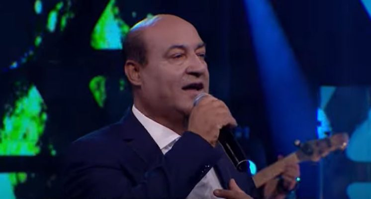 “Këngë Moj” pret Bujar Qamilin, artisti shkodran “ndez” skenën e spektaklit në Vizion Plus