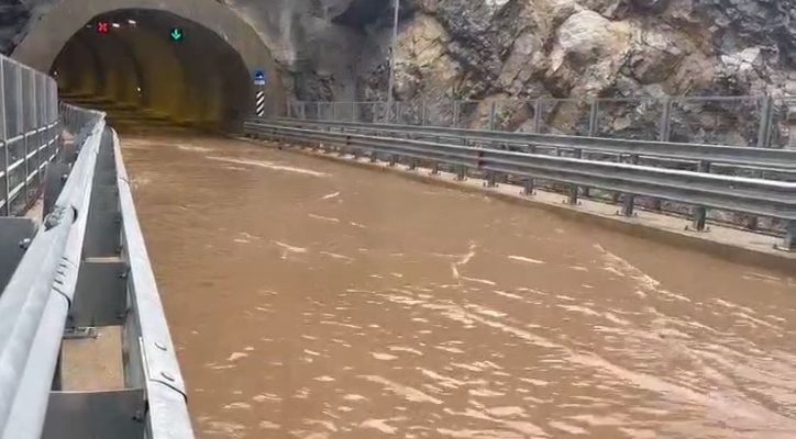 Stuhia bllokon Rrugën e Arbrit, uji përmbyt tunelet e urën