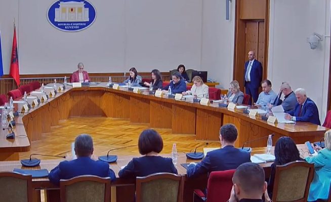 Nis mbledhja e Konferencës së Kryetarëve/ Garda bllokon opozitën tek shkallët, ministri prezanton  projektbuxhetin e vitit 2024
