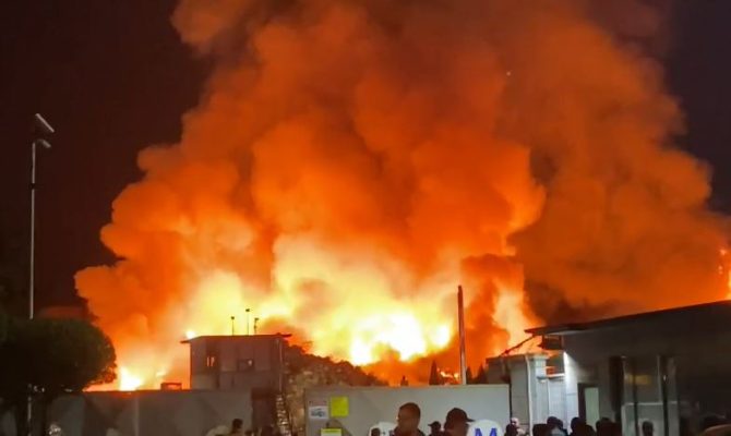 VIDEO- Zjarri në pikëgrumbullimin e skrapit në Elbasan/ Situata ende jashtë kontrollit, flakët vijojnë të jenë aktive