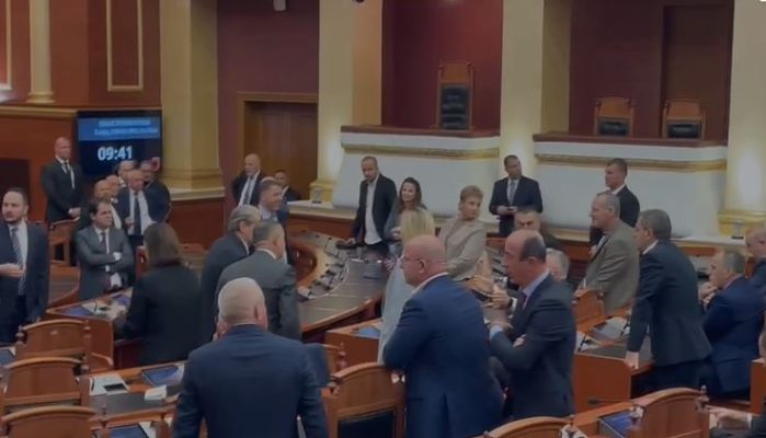 Opozita protestë në Kuvend: Deputetët e PS të mos bëjnë avokatin e Edi Ramës