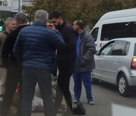 Aksident në Tiranë, automjeti përplas motoristin