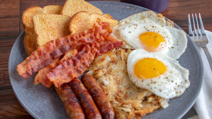 Nuk duhet të konsumojmë më vezë për mëngjes? Mjekët sugjerojnë t’i zëvendësojmë me këtë ushqim