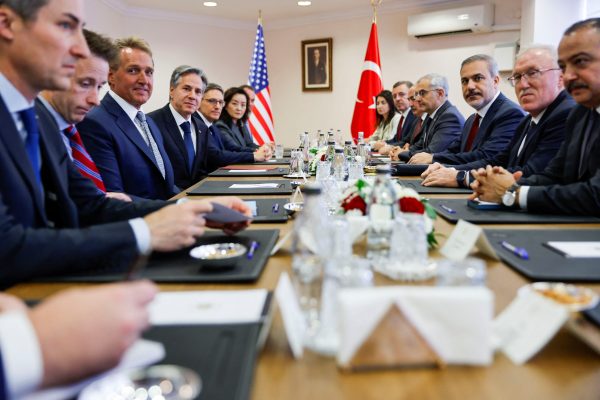 Erdogan “shpërfill” Blinkenin, nuk e pret në Turqi; Sekretari Amerikan i Shtetit pritet me protesta në Ankara