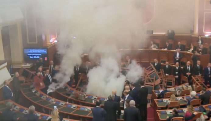 Kaos në Kuvend/ Demokratët ndezin tymuese, Nikolla përjashton Korreshin