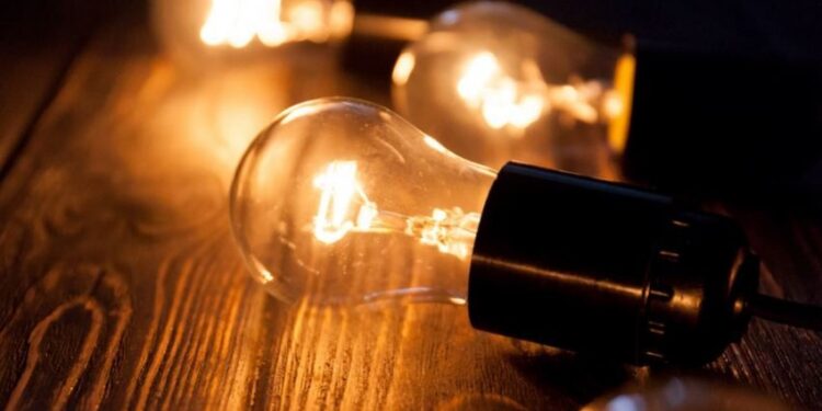 Moti i keq, dhjetra fshatra në juglindje të vendit mbeten pa energji elektrike