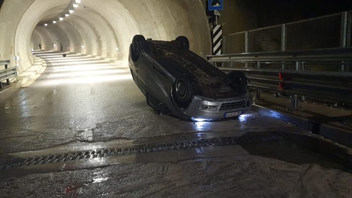 Makina përbyset nga ura 158 metra e lartë në rrugën e Arbrit/ Plagosen dy të rinjtë, burrë e grua