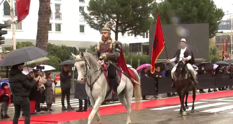 Video-lajm/ “Skënderbeu zbret” në Tiranë