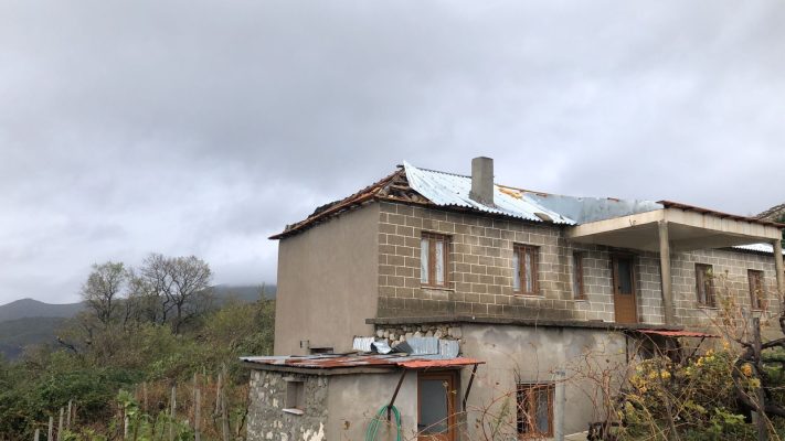 Situatë e vështirë në disa fshatra të Kolonjës, dëmtohen tre banesa në Kamnik