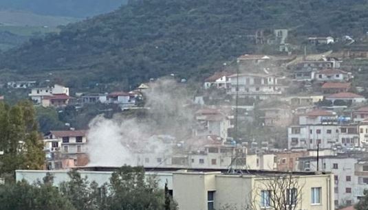 Ndotje nga mbetjet e ullirit, banorët ankohen për tymin që lëshohet nga përpunimi në fabrika