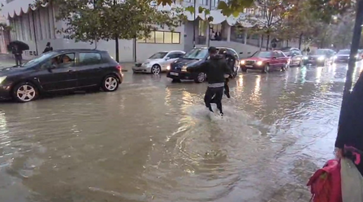 Përmbytje e trafik në qytete, reshjet e dendura krijojnë probleme të konsiderueshme