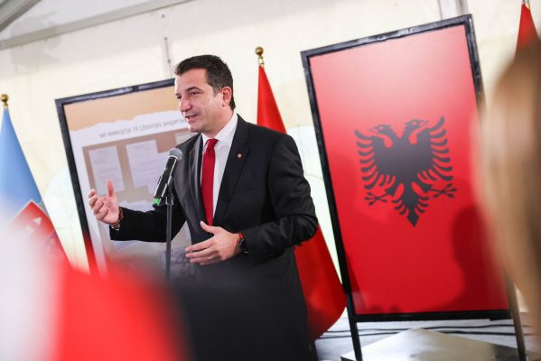 111-vjetori i Pavarësisë, Veliaj uron shqiptarët nga sheshi “Skënderbej”: “Po jetojmë ditët më të mira; Shqiptarët e bashkuar e çojnë vendin vetëm përpara”
