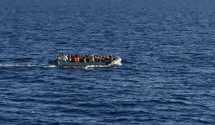 VIDEO/ Tragjedi në Spanjë, pa asnjë mëshirë emigrantët hidhen në det nga trafikantët