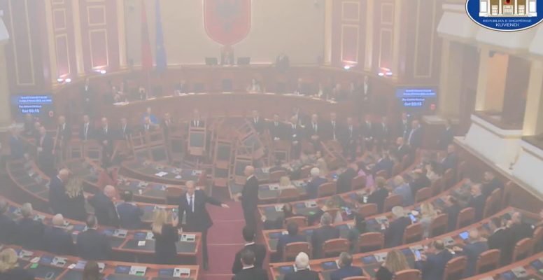 Përfundon mes tymit dhe kaosit seanca plenare/ Mazhoranca kalon ligjet, opozita proteston