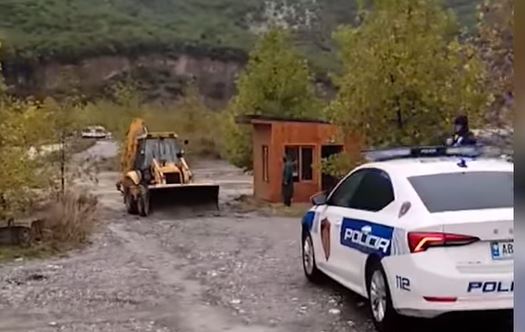 Mbetën të bllokuar në banjat e Bënjës, shpëtohen 23 turistë