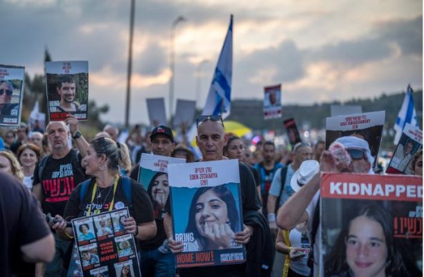 Me fotot e të zhdukurve në duar, izraelitët marshojnë nga Tel Avivi në Jerusalem: Na ktheni familjarët e marrë peng