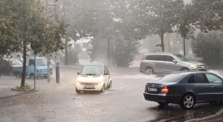 Stuhia godet Shqipërinë/ Lumi i Lanës rrezikon të dalë nga shtrati, bllokohet autostrada Tiranë-Durrës
