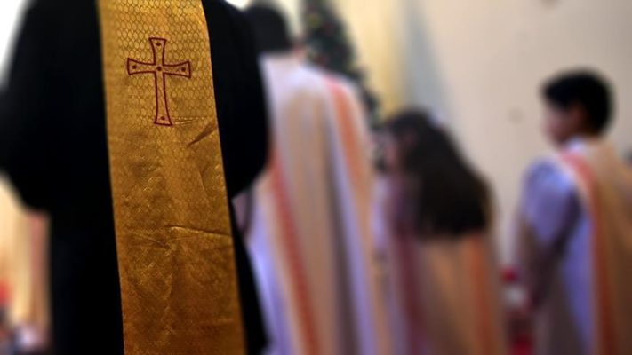 Abuzoi seksualisht me 12-vjeçaren, arrestohet prifti në ishullin grek