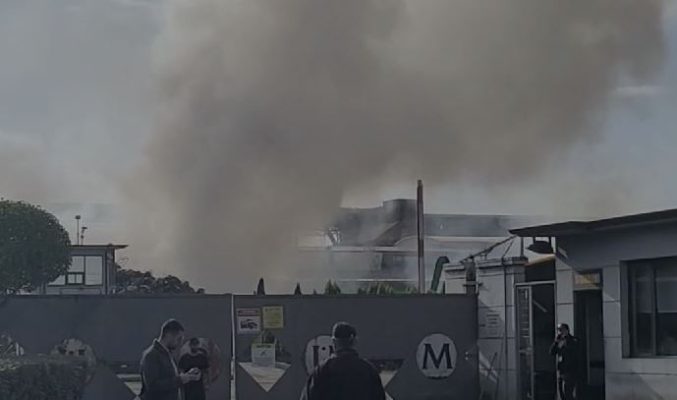 Elbasani nën “pushtetin” e tymit, zjarri në Metalurgjik mbetet aktiv